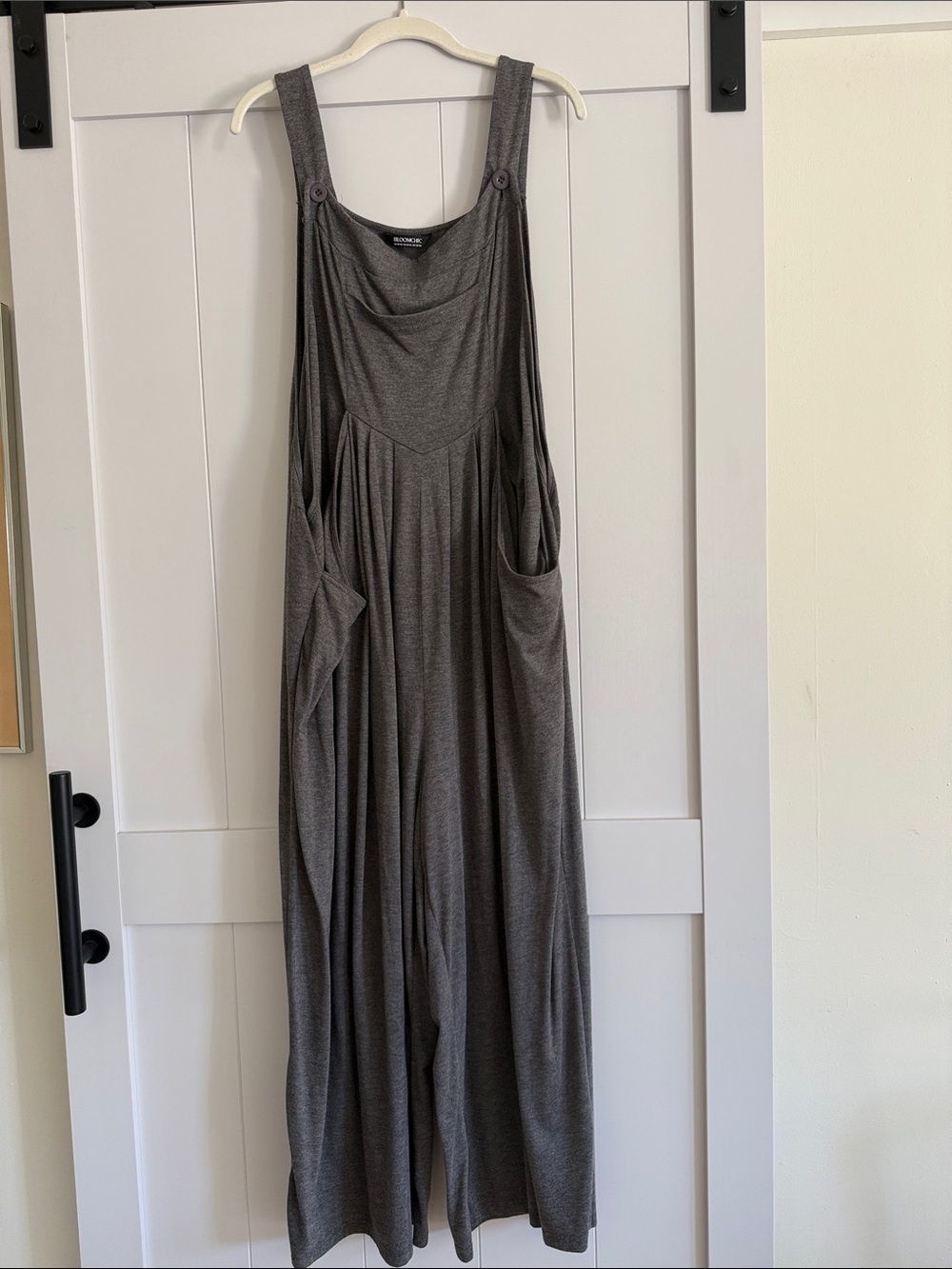 Women's Gray Sleeveless Romper with Pockets - Picture 2 of 5